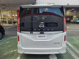 後方にも踏み間違い防止アシスト機能付き