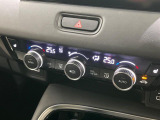 【オートエアコン】一度お好みの温度に設定すれば、車内の温度を検知し風量や温度を自動で調整。暑い&hellip;寒い&hellip;と何度もスイッチ操作をする必要はありません。快適な車内空間には必須の機能ですね♪