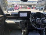 水平貴重のインパネ周りは運転中の情報のノイズを少なくしてくれます!ナビ周りの操作部も手の届きやすい位置にございます!