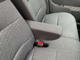 フロントシートにはセンターアームレスト付き、長時間の運転で疲れた腕を乗せてください。