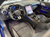 メルセデスのシートは、少し硬めに出来ておりますので、長時間の運転でも疲れにくく、安全にドライビングをお楽しみ頂けます