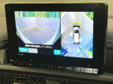 【マルチビューカメラシステム】専用のカメラにより、上から見下ろしたような視点で360度クルマの周囲を確認することができます☆死角部分も確認しやすく、狭い場所での切り返しや駐車もスムーズに行えます。