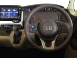 【ハンドル】運転にかかわる様々な操作を安全に行えるように視点移動が少なく操作性に配慮されたスイッチ類が凝縮されたコックピットです。