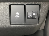 ハンドルの右側にはヘットライトリベライザーとVSA(ABS+TCS+横滑り抑制)の解除スイッチがついています。ヘッドライトリベライザーは道路状況や積荷の加重に応じてライトの高さを調節できます。