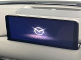 【10.25インチマツダコネクト】車内の雰囲気にマッチした大型ディスプレイ。スマホ接続でのナビ使用やBluetooth再生等、様々な機能が楽しめます。直感的なダイヤル操作が可能で、使い勝手も良好です。