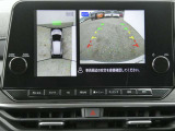 全周囲カメラで、クルマを上空から見下ろしているかのような映像を映し出します。周囲の状況がひと目でわかります!