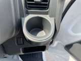 運転席の手の届く場所にはドリンクホルダーがございます(^^) ドライブ中の水分補給もバッチリです♪