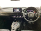 車内は光触媒抗菌消臭施工済です。インパネ周りはスタイリッシュなデザインで機能や装備も充実しています。グローブボックスやカップホルダーのほかにトレーなどたくさんの収納スペースが付いています。