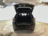 バックドアを上げた状態です。シートを倒せば荷室のスペースが広くなります!用途に合わせて快適な室内を!