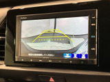 リバースギアに入れるだけで後方の表示へ切り替わります。夜間や雨の日の駐車も楽になりますよ。
