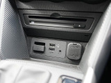 CD/DVD再生プレーヤーとフルセグTVチューナーを装備しています。また、USB端子も備えています。
