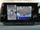 ギアを『R』に入れるとナビ画面に、まるで雲の上から覗いているような映像が映り、駐車をサポートしてくれます。