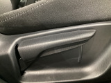 運転席にはドライバーの体型や好みに応じて前後方向だけでなく、高さの調整ができるシートリフターを装備!