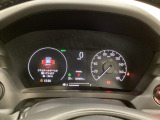 ハイブリット車専用のメーターです。右側の大型スピードメーターに加え、ステアリングスイッチを使って左のマルチインフォメーション・ディスプレイで燃費や動力伝達などの情報が見れるようになっています。
