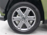 15インチアルミホイール(ガンメタリック塗装)を装着しています。タイヤサイズ165/65R15