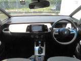 【インパネ周り】広々とした視界性の良い運転席です。ゆったりとした快適な乗り心地で運転できます。インテリアカラーはソフトグレーで、シンプルな空間に仕上げました。