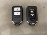 スマートキーを装備しています。鍵を差し込むことなくドアロックの開け閉めと、スタートボタン操作でのエンジンスタートができます。スペアキーも同じものを用意しております。