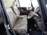 フロントシートはベンチシートです、運転席と助手席の移動が簡単です。真ん中にはアームレストも装備されています! また運転席シートの高さも調整できます。
