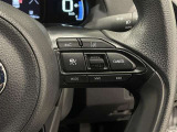 ステアリングスイッチ付きで、運転中に視線を前に向けたまま操作できます。