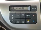 【オートエアコン】一度お好みの温度に設定すれば、車内の温度を検知し風量や温度を自動で調整。暑い&hellip;寒い&hellip;と何度もスイッチ操作をする必要はありません。快適な車内空間には必須の機能ですね♪