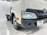 明るいライトが夜道を明るく照らしてくれます。 運転する上で、道路状況をいかに早く認識できるか重要なポイントです。 白色光が暗い道も明るく照らしてくれますよ。