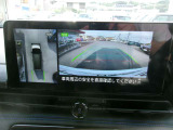 アラウンドビュ-モニタ-装備。上から見下ろしているような映像が表示されるので、車庫入れ時も安心です!