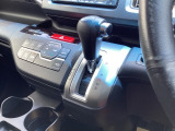 インパネシフトだから視線の移動も少なく足元もスッキリ♪運転席もゆったりしているのでゆとりを持ってドライブできますね!