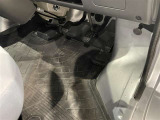 内装工程では、中古車を気持ちよくお乗りいただけるよう清掃しております。