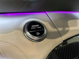 ステアリングボタンは、使いやすいデザインでございます。ステアリング付近のレバーや、ステアリングボタンで追従機能の操作も可能でございます。