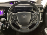 ハンドルにHondaセンシング系のクルーズコントロールやレーンキープアシストなどのスイッチと、オーディオの操作スイッチが装備されています。ハンドルから手を離さず安全に操作できます。