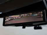 車両後方を映し出します・スマートルームミラー装備です。