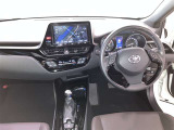 運転席周りのレイアウトをご覧ください。ナビゲーションが綺麗に装着されすっきり収まってますね!