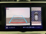 【パノラミックビューモニター】クルマを真上から見下ろした視点で駐車をサポートします!クルマの斜め後ろや真横など、いち早く障害物に気が付くことができます。