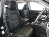 【清潔感のある運転席&助手席】隅々までクリーニングの行き届いた運転席&助手席。目立ったシミや汚れ等もございません。快適なドライブをどうぞ。