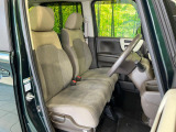 運転席まわりには十分なスペースがあり、大柄な方でもゆったり運転していただける環境です。