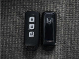 ◆スマートキー◆カギをバッグやポケットに入れたままでもドアロックの開閉ができる『スマートキー』付き!雨天や暗くなってもカギを取り出す必要がなくドアの開錠&エンジンも始動できます