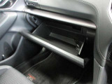 室内に小物を入れる収納スペースがあれば車内が片付きますね☆