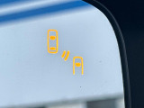 【リヤビークルディティクション】走行中、ドアミラーの死角になりやすい箇所に後続車が接近するとサイドミラー付近に警告を表示、ドライバーに注意喚起と、万一の際はハンドル操作をアシストをします。