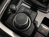 「MAZDAコネクト」コマンダー部 手元を見ることなく操作出来るように左手を自然に降ろした位置に設置。シンプルで使いやすく、機能を覚えやすいボタン配置になっています。