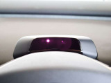 ステアリングの奥にはメーター類は一切なく、代わりに赤外線カメラが備わります 運転者の注意散漫や眠気を検知し、警告のメッセージを表示します