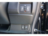 両側電動スライドドア付。通常のドアに比べて、車のボディーに対し平行に開閉し、開けてもスペースを取りません。出入り口が大きいドアはお子様のいるご家庭はもちろん、混んだ駐車場でも大活躍です!