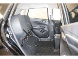HONDA独自の機構!リアシートはチップアップ(跳ね上げ)することにより背の高い荷物も楽々積み込みすることが可能!!より空間を有効にするためにも大変便利なシートアレンジになります!!