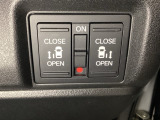 リアドアは乗り降りに便利な両側電動スライドドアです。また運転席に座っていながらスイッチ操作で自在にスライドドアを開け閉めできます。