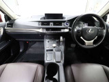 上質で落ち着いた印象のインパネ。視界も広々で運転しやすいです。