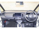 操作性に優れた運転席となります!小物入れや各ボタンの配置にこだわり、使いやすいです!座り心地もよく視認性も良好なのでロングドライブもお任せ下さい!