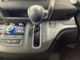 CVT車のセレクトレバーです。低速から高速まで、変速ショックのないスムーズな走りを実現するとともに、エンジン効率のよい領域を維持することで燃費にも貢献します。