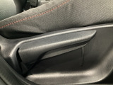 運転席にはドライバーの体型や好みに応じて前後方向だけでなく、高さの調整ができるシートリフターを装備!
