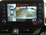 パノラミックビューモニター付きです。車両を上から見たような映像をディスプレイオーディオ画面に表示。運転席からの目視だけでは見にくい、車両周辺の状況をリアルタイムでしっかり確認できます。