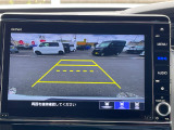【バックカメラ】駐車時に後方がリアルタイム映像で確認できます。大型商業施設や立体駐車場での駐車時や、夜間のバック時に大活躍!運転スキルに関わらず、今や必須となった装備のひとつです!