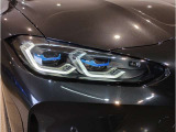 【レーザーライト】ブルーのデザインとBMW Laserのロゴにより視覚的にも個性を主張するレーザーライト。ハイビームモードを設定すると最長600mまでの距離を照射。夜間におけるドライビングの快適性を向上させますS